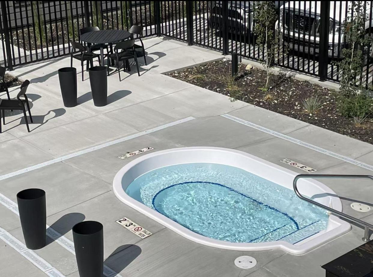 Brand New 2Br Condo With Outdoor Swimming Pool And Hot Tub Канмор Экстерьер фото